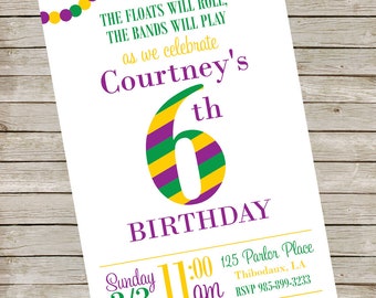 Könnte beinhalten: Eine weiße Einladung mit lila, grünen und gelben Mardi Gras-Perlen oben. Der Text lautet "The floats will roll, the bands will play as we celebrate Courtney's 6th Birthday." Die Einladung enthält das Datum, die Uhrzeit und den Ort der Party.