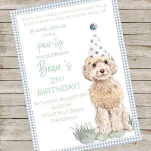 Op de afbeelding: Een lichtblauwe en witte ruitjespatroon uitnodiging met een aquarel illustratie van een hond die een blauw-witte feestmuts draagt. De tekst op de uitnodiging luidt: "SNIPS AND SNAILS AND PUPPY DOG TAILS, THAT'S WHAT LITTLE BOYS ARE MADE OF. PLEASE JOIN US FOR A paw-ty TO CELEBRATE Bean's 2ND BIRTHDAY! SATURDAY, AUGUST 3RD 3:00 PM 11123 YULE DRIVE THIBODAUX"