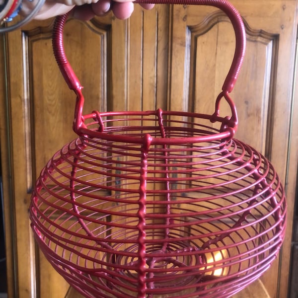 Panier à oeufs rouge vintage, cet ancien panier de rangement est en fil de métal recouvert de plastique rouge