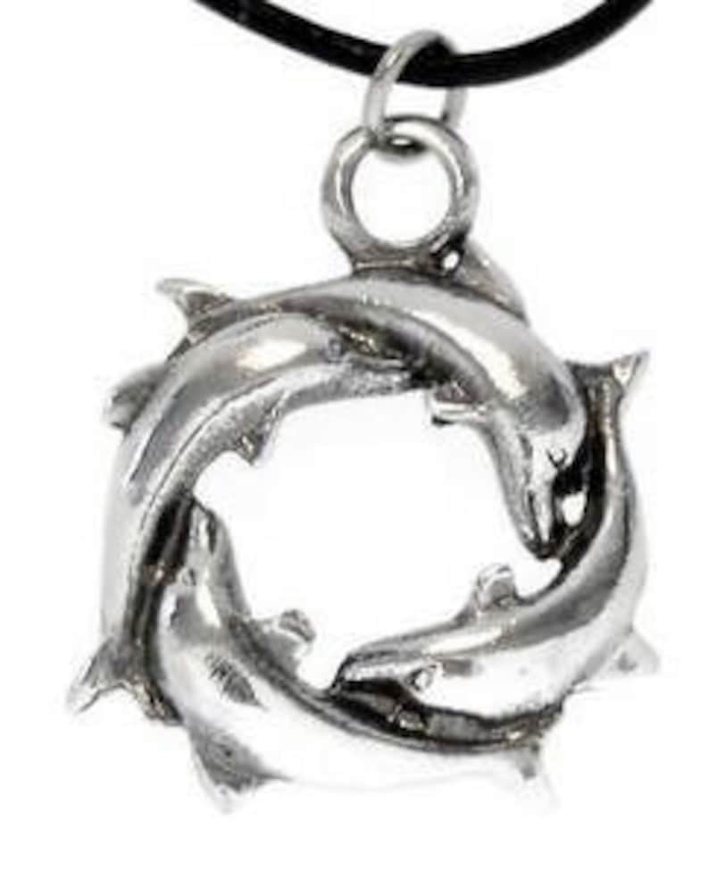Puede incluir: Collar con colgante de plata con un c&iacute;rculo de cuatro delfines entrelazados. Los delfines miran hacia afuera y tienen un acabado liso y pulido.