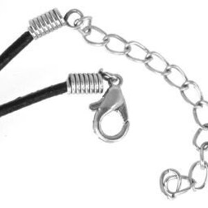 Puede incluir: Un collar de cord&oacute;n de cuero negro con cierres de metal plateados y una extensi&oacute;n de cadena plateada.