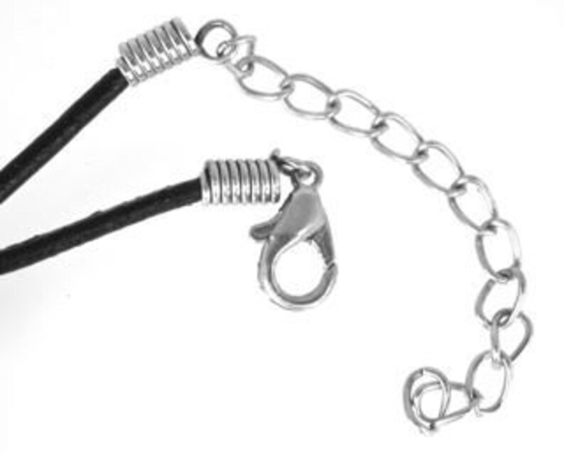 Puede incluir: Un collar de cord&oacute;n de cuero negro con cierres de metal plateados y una extensi&oacute;n de cadena plateada.
