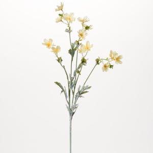 Könnte beinhalten: Ein Strauß künstlicher Blumen mit zarten gelben Blüten und grünen Blättern. Die Blumen haben einen mattierten Look, der einen Hauch von winterlicher Magie verleiht.