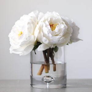 Arreglo floral de peonías blancas de tacto real en jarrón de vidrio transparente imagen 2