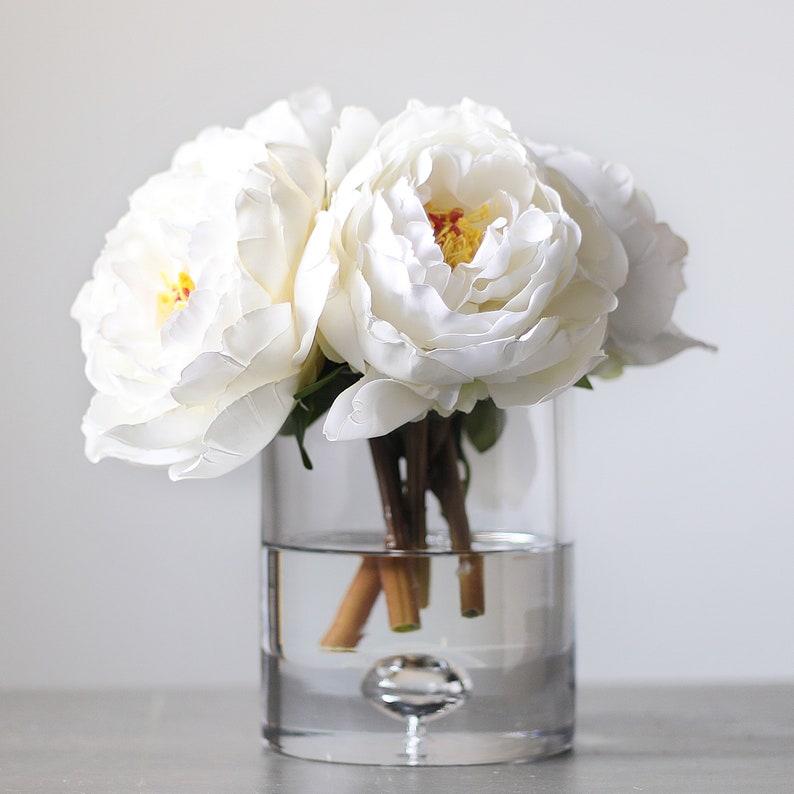 Arreglo floral de peonías blancas de tacto real en jarrón de vidrio transparente imagen 2