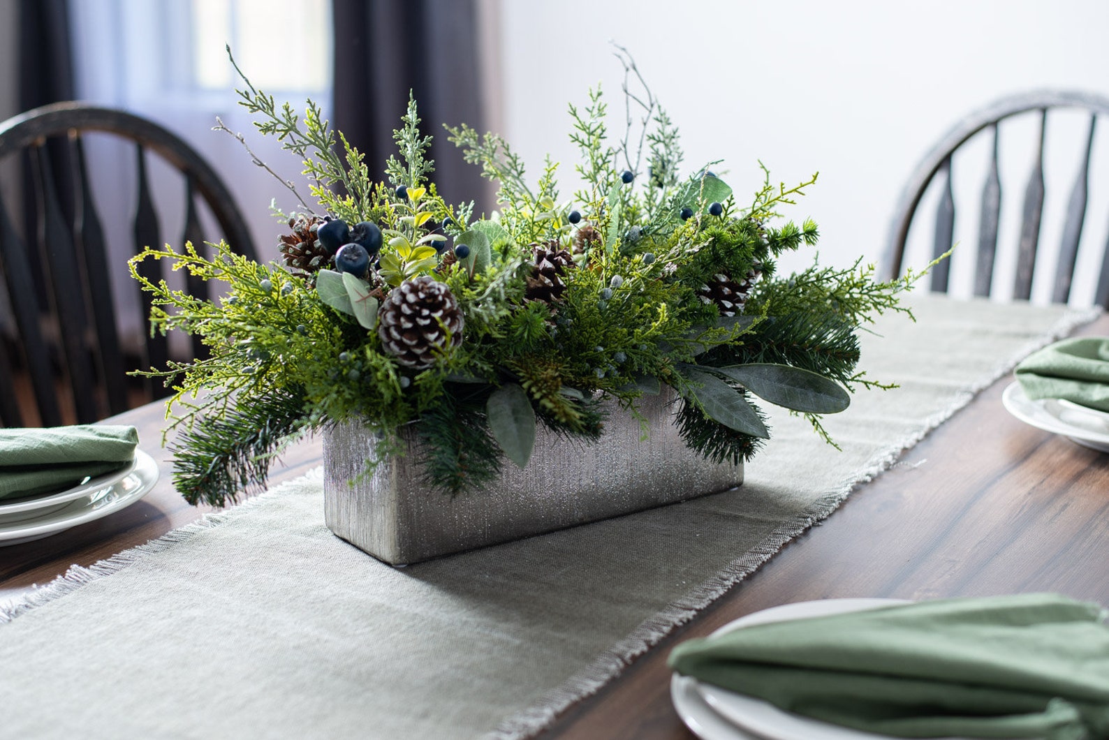 Lightup your Xmas party with 20 Christmas table decoration 2 For a more rustic look, you could use evergreen branches or pinecones