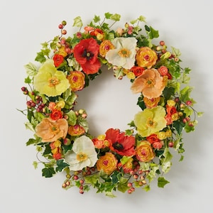 Corona de primavera y verano para la puerta principal con flores de naranja: amapola, ranúnculo, hortensia y grosella.