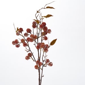Peut inclure: Une seule tige de feuillage d'automne artificiel avec des branches brunes et des grappes de petites baies rouges.