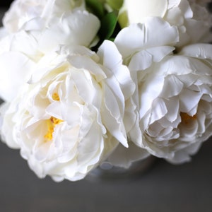Arreglo floral de peonías blancas de tacto real en jarrón de vidrio transparente imagen 4