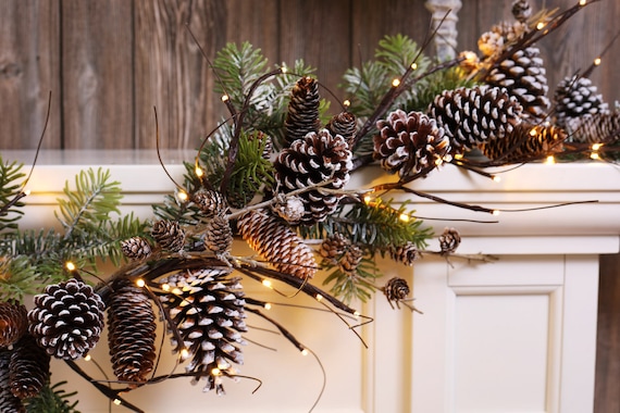 Chemin de table en guirlande de Noël dhiver en épicéa de Norvège et pomme  de pin enneigé avec option non éclairée ou pré-éclairée -  Canada