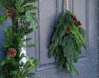 Real Touch Cedar & Pinecone Teardrop Christmas Holiday Swag - Einzel oder 2er Set