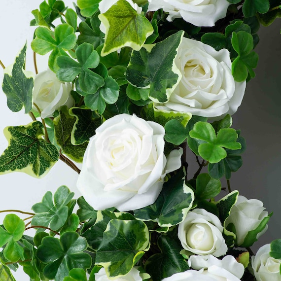 Irish Springs - Klee & Efeu Grn mit weien Rosen und Rosenknospe St.  Patrick's Day Wreath - Etsy Schweiz