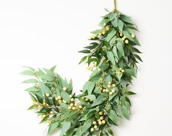 Guirlanda de eucalipto artificial, salsaparrilha verde e groselhas, decoração para lareira.