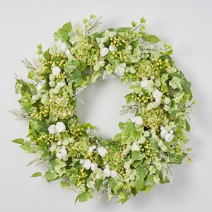 Corona de hortensias y bayas blancas para la puerta de entrada, ideal para primavera y verano.