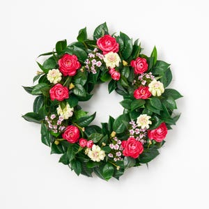 Corona para puerta de entrada de primavera y verano con hojas de camelia, flores fucsias, mini claveles y dalias verdes