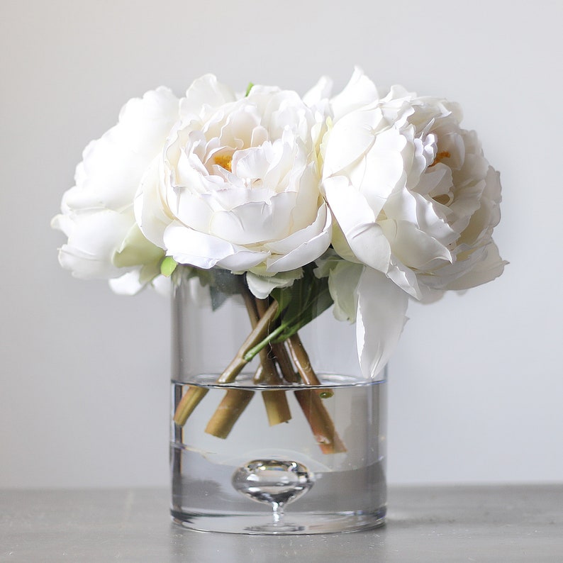 Arreglo floral de peonías blancas de tacto real en jarrón de vidrio transparente imagen 3
