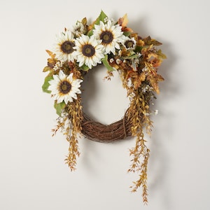 Gedrapeerd tarwegras met wilde bloemen, crèmekleurige zonnebloem en madeliefje herfst voordeurkrans