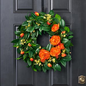 Diosa del jardín naranja: peonía naranja, tulipanes, mini flores amarillas y hojas de camelia verde Corona de primavera y verano para puerta de entrada