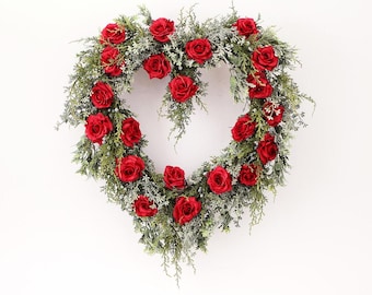 Winterromanze Rote Rose, Wacholder, Eukalyptus & Dusty Miller Herz Valentinstagskranz