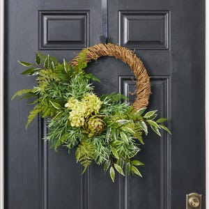 Garden Bounty - Corona asimétrica para puerta de entrada de uso diario con alcachofas verdes, romero y helechos variados