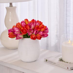 Levensechte mini oranje en roze gemengde zijden tulp bloeit in pot van getextureerd cement lente/zomer arrangement