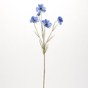Könnte beinhalten: Ein einzelner Stiel mit blauen Kunstblumen mit fünf Blüten. Die Blüten haben ein zartes, gekräuseltes Aussehen.