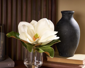 Arreglo floral de magnolias Real Touch en jarrón con efecto de agua
