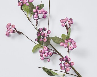 Puede incluir: Una rama de bayas artificiales de color rosa con hojas verdes. Las bayas están agrupadas en las ramas.
