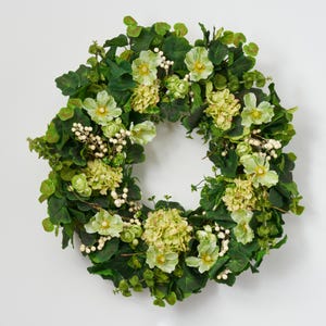 Campanas de Irlanda: hortensias verdes, amapolas, ranúnculos con vegetación variada y corona de primavera para todos los días en la puerta de entrada con frutos blancos