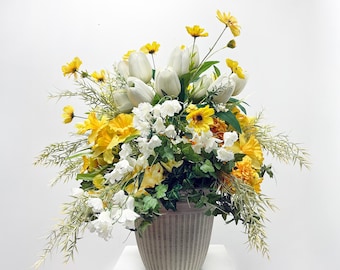 Deluxe Spring Blooms - Narciso giallo, calendula, cosmos, tulipani bianchi e campanula, grande composizione per riempire vasi da esterno