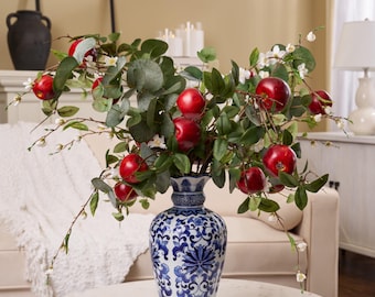 Arreglo floral de rama de manzano, eucalipto, jarrón de estilo chinoiserie, hecho a mano.