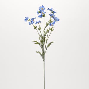 Könnte beinhalten: Ein Strauß künstlicher blauer Blumen mit grünen Stielen und Blättern. Die Blumen sind in einer Traube angeordnet und haben ein zartes, realistisches Aussehen.
