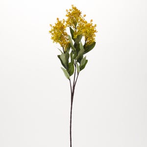 Può includere: Un ramo di fiori artificiali gialli con foglie verdi. Il fiore è un gruppo di piccoli fiori gialli.