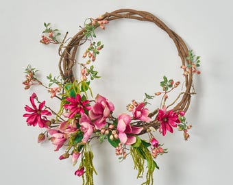 Frühlingshafter Türkranz mit Magnolien und Amaranthus