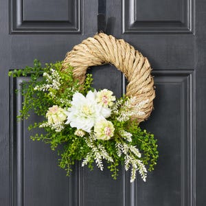 Flourish & Fern - Flores de dalias blancas y verdes con vegetación mixta y base envuelta en rafia Corona de primavera para todos los días