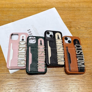 Funda de pulsera personalizada para iPhone, funda de cuero con nombre personalizado, cordón personalizado, letra de metal dorado con diamantes personalizada para Pro Max de 15, 14, 11, 12 y 13 pulgadas.