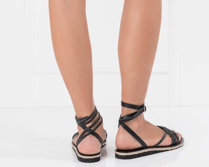 sandali alla caviglia, sandali estivi piatti, sandali piatti eleganti, sandali, sandali comodi, sandali in pelle greca, sandali minimal con cinturino alla caviglia immagine 4