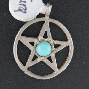Srebrny wisiorek z kamieniem szlachetnym pentagram i turkusowym kaboszonem