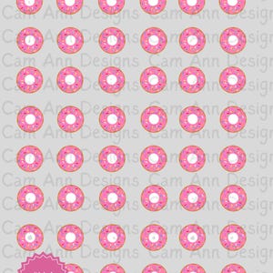 Puede incluir: Un patrón de descarga digital que presenta un patrón repetitivo de donas rosadas con glaseado blanco y chispas de colores sobre un fondo gris claro.