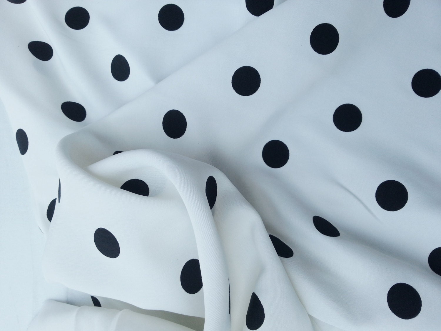 Acétate de rayonne tissé noir à pois sur tissu blanc par mètre