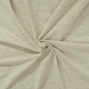 Puede incluir: Una tela de color beige claro con una textura jaspeada que presenta peque&ntilde;as motas m&aacute;s oscuras por todo el material. El tejido est&aacute; fruncido en el centro, creando pliegues y drapeados suaves y radiantes que resaltan el patr&oacute;n moteado uniforme.