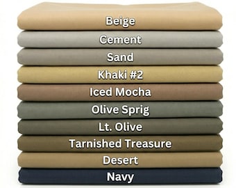 Op de afbeelding: Een stapel van tien gevouwen stoffen stalen in diverse neutrale en aardse tinten. De kleuren zijn van boven naar beneden gelabeld als Beige, Cement, Sand, Khaki #2, Iced Mocha, Olive Sprig, Lt. Olive, Tarnished Treasure, Desert en Navy.