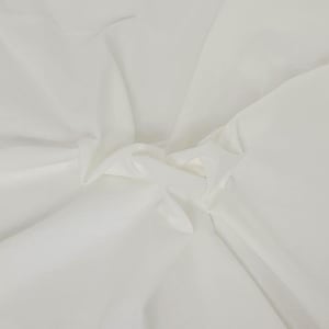 Puede incluir: Una tela blanca s&oacute;lida con una textura suave y mate, que presenta pliegues suaves y drapeados delicados que crean sombras sutiles en la superficie. El material parece ligero y opaco, con un color blanco constante, limpio y neutro en todo el conjunto.