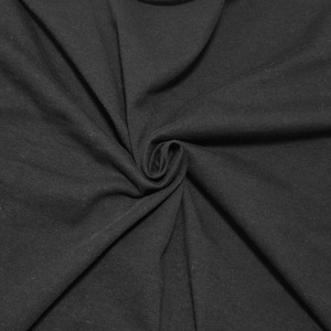 Puede incluir: Una tela negra s&oacute;lida con una textura suave y mate. El material est&aacute; recogido en el centro, creando pliegues suaves y radiantes y drapeados naturales que se extienden hacia los bordes del marco, mostrando el color oscuro y consistente.