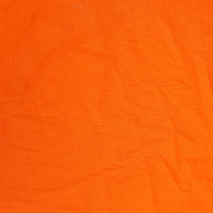 Op de afbeelding: Effen oranje stof met een glad, licht getextureerd oppervlak.