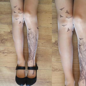 Tattoo Strumpfhose mit Baum und Vögel, Semi-Sheer Strumpfhose, S-XXL Größen erhältlich, Bedruckte Strumpfhose, Strumpfhose