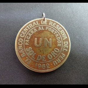Mystery Factory (1962 Vintage Banco Central Reserva del Peru &quot;Un Sol de Oro&quot; Bronze Coin Pendant; Stainless Steel Bail) OLD PERUVIAN &quot;GOLD&quot;!