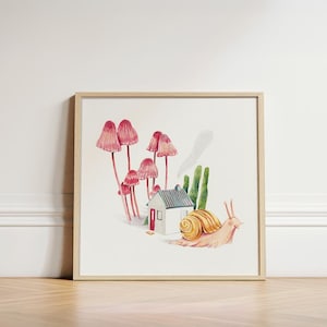 Peut inclure: Impression d'art à l'aquarelle représentant une scène fantaisiste avec une petite maison, des champignons et un escargot. La maison a un toit gris et une porte rouge. L'escargot a une coquille jaune. Les champignons sont roses et rouges.