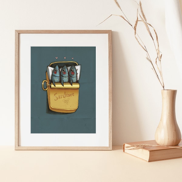 Trois sardines dans une petite boîte en métal bleu marin et doré illustration de sardines dans un lit humour 3 coeurs 8'' X 10''