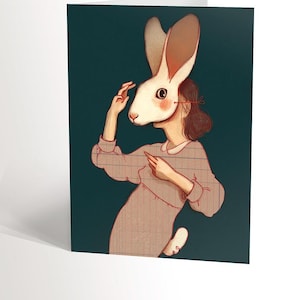 CARTE DE SOUHAIT avec une illustration de femme vintage à tête de lapin beige sur fond vert émeraude énigmatique